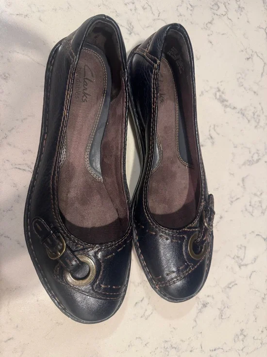 Clarks Women's Y2K Black Leather Ballet Flats with Brass Ring Buckle Accent - Picture 2 of 10